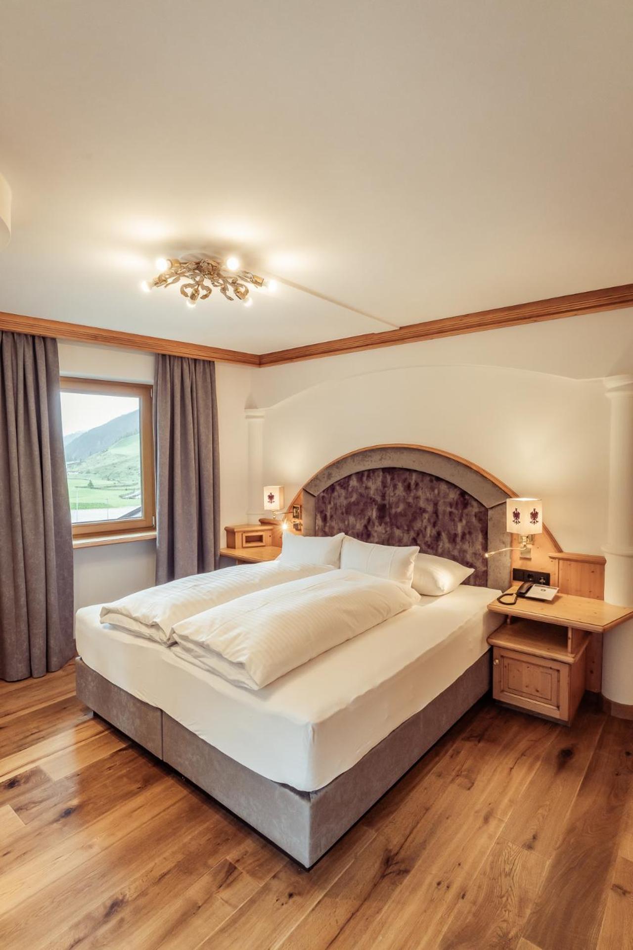 Hotel Neuhinterトゥクス エクステリア 写真